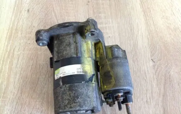 Peugeot 207 Starter motor 9633292480