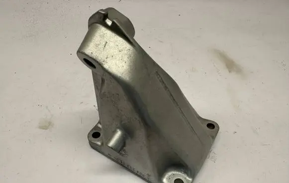 Mercedes-Benz E W124 Engine mounting bracket 6062230104