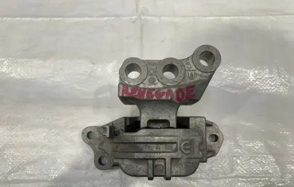 Jeep Renegade Engine mounting bracket 519838650