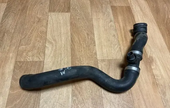Volkswagen Touareg II Engine coolant pipe/hose 7P6122051D