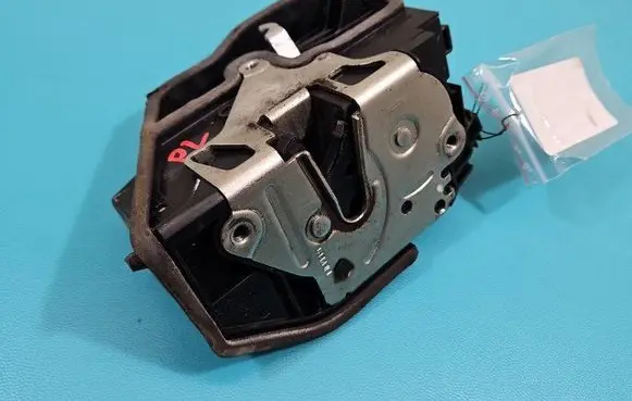 BMW X3 E83 Front door lock 7202143 IMPRK1487069