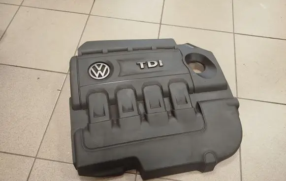 Volkswagen PASSAT B8 Engine cover (trim) 04L103925Q