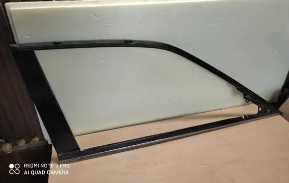 Cadillac DeVille Front door window/glass frame 6730RH