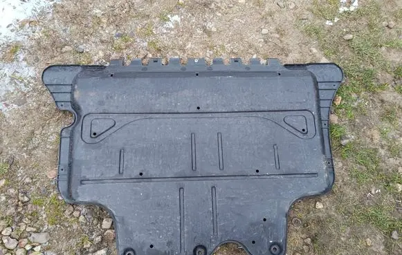 Volkswagen Tiguan Engine splash shield/under tray 5QF825236