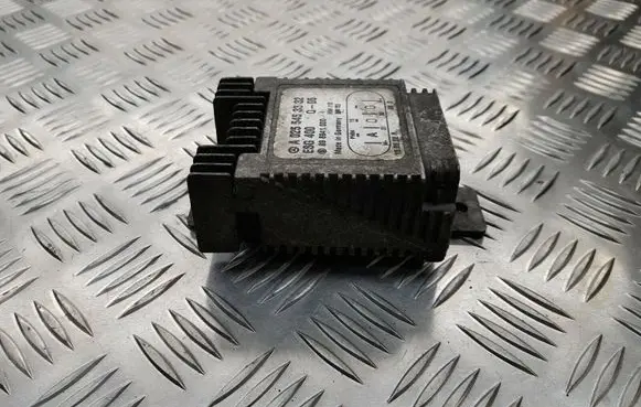 Mercedes-Benz Vaneo W414 Coolant fan relay A0255453332