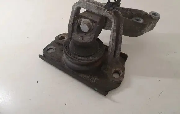 Opel Vivaro Engine mount bracket 8200378211 93858290