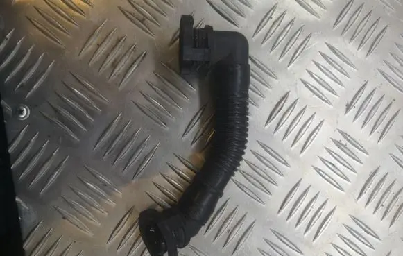 Volkswagen PASSAT B6 Breather hose/pipe 03L103493
