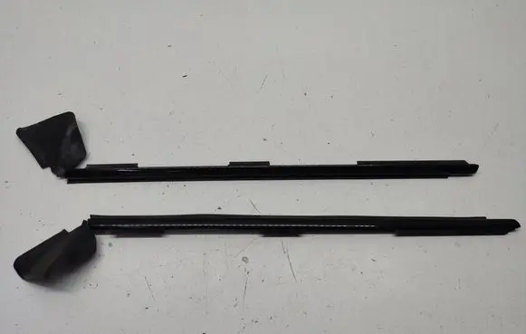 BMW 1 E82 E88 Windshield trim 7165001 51377165001 7165002