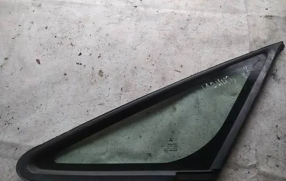 Mitsubishi Colt Front triangle window/glass as2