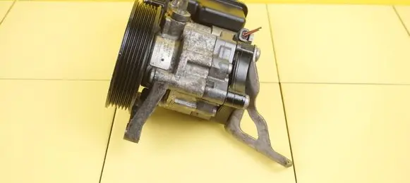 Mercedes-Benz E W212 Power steering pump A0064664701 651925