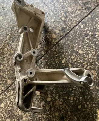 Volkswagen Touran I Front lower control arm/wishbone
