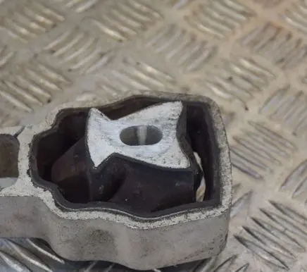 Volvo S60 Engine mount bracket