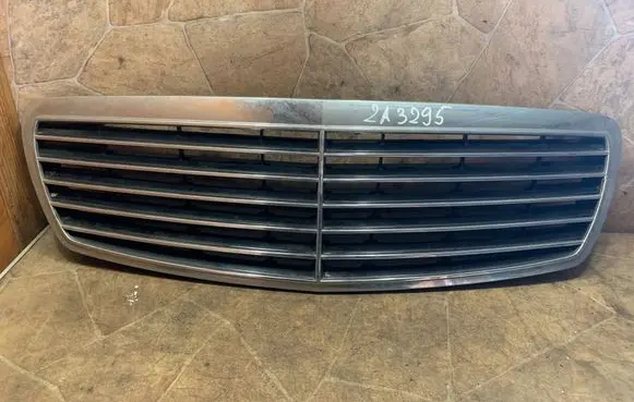 Mercedes-Benz E W211 Front bumper upper radiator grill A2118800583
