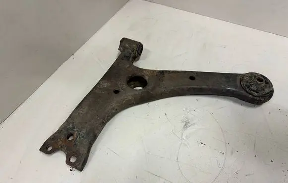 Toyota Avensis T250 Front lower control arm/wishbone
