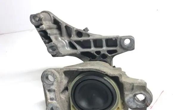 Engine mount vacuum valve