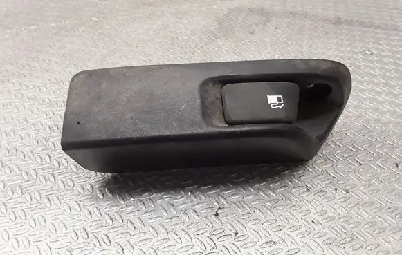 Toyota Yaris Fuel tank opening switch 