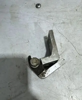 Skoda Octavia Mk2 (1Z) Front door lower hinge 6Y0831411D