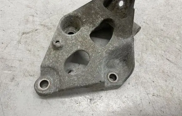 Engine mounting bracket