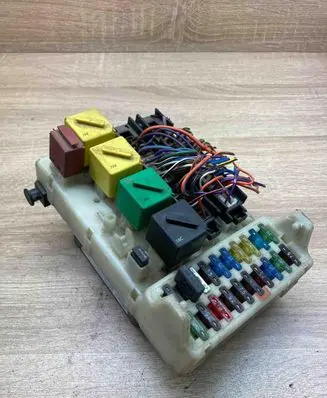 Ford Mondeo MK II Fuse module 98BG14K150AD 93BG14A073EF