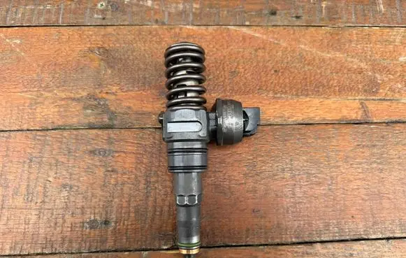 Volkswagen Transporter - Caravelle T5 Fuel injector 070130073R 0414720310