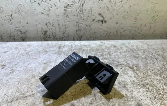 Volkswagen Golf VI Glow plug pre-heat relay 0281003038