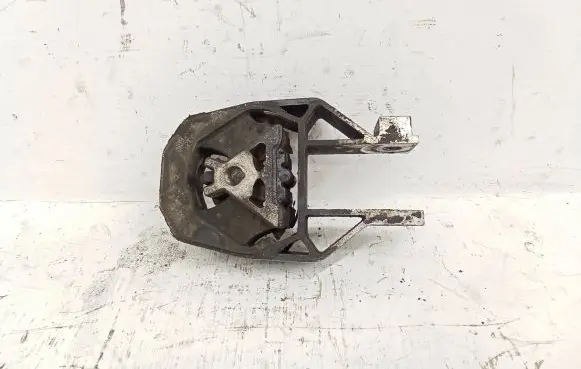 Ford Kuga I Engine mounting bracket