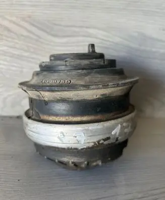 Mercedes-Benz E W211 Engine mount bracket