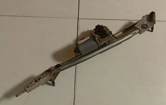 Volvo S60 Front wiper linkage and motor 8624239