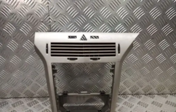 Opel Astra H Radio/GPS head unit trim 331985437