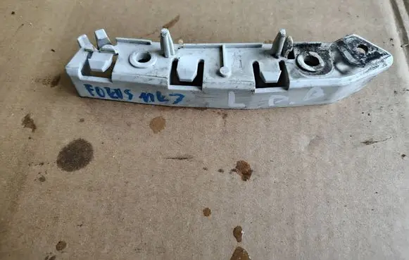 Front bumper mounting bracket