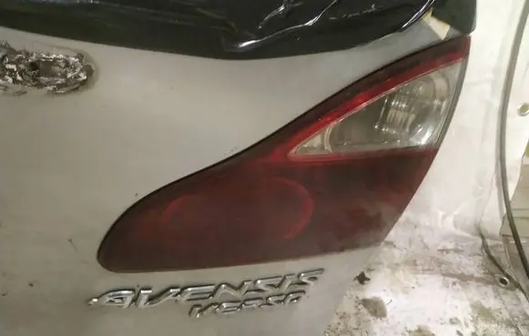 Toyota Avensis Verso Tailgate rear/tail lights