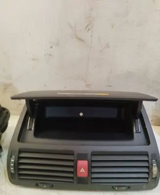 Skoda Octavia Mk2 (1Z) Dash center air vent grill 1Z0820951 31033699