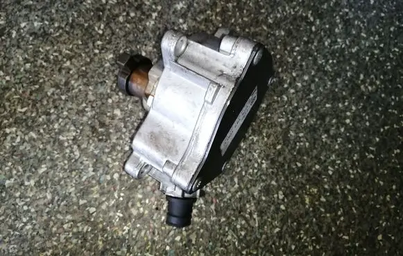 Volkswagen PASSAT B7 USA Vacuum pump 07K145100C