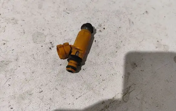 Subaru Impreza I Fuel injector 3320