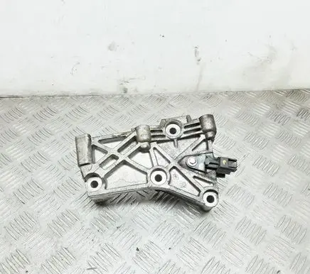 Engine mounting bracket