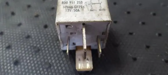 Volkswagen PASSAT B5 Other relay 8D0951253