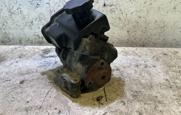 Mercedes-Benz E W211 Power steering pump A0044662001 7693900201