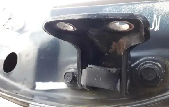 Hyundai Lantra II Rear door lower hinge