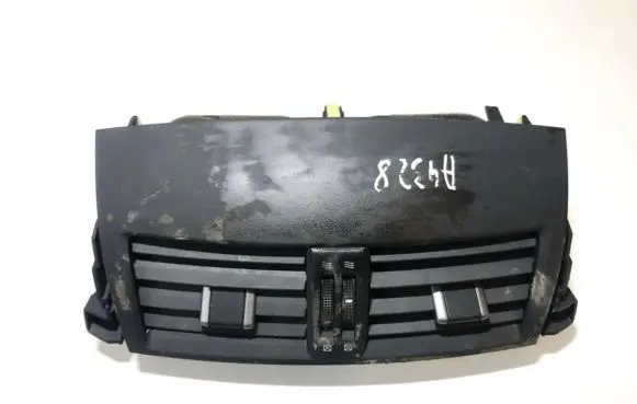 Toyota RAV 4 (XA30) Dash center air vent grill 5567042050