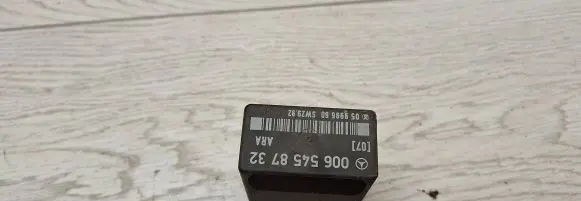 Mercedes-Benz E W210 Fuel pump relay 0065458732