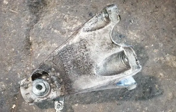 BMW 5 E60 E61 Engine mounting bracket 6770634