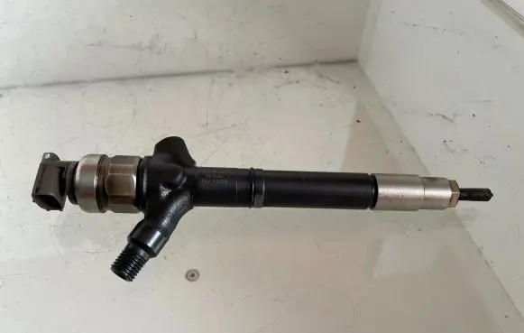 Toyota Corolla Verso AR10 Fuel injector 236700R050 04J10398