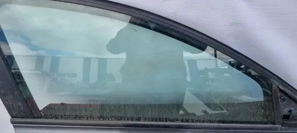 Volvo V50 Front door window glass four-door