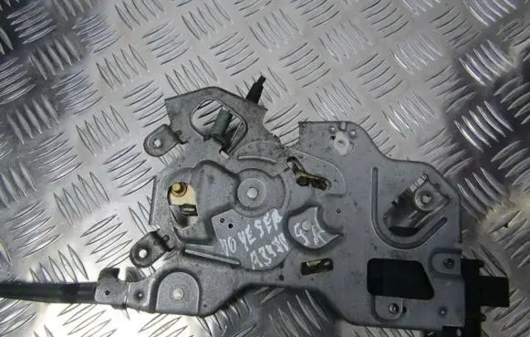 Chrysler Voyager Rear door lock 04717489aa