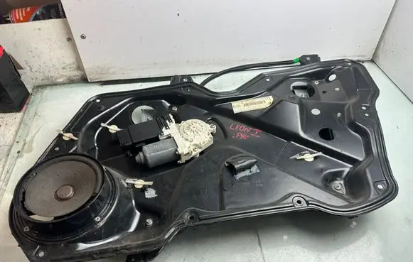Seat Leon (1M) Front door window regulator with motor 247653 03908 49011M3960058