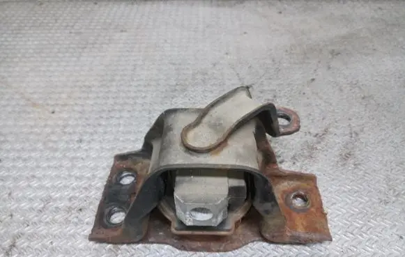 Nissan Tiida C11 Engine mount bracket