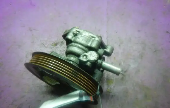 Mitsubishi Space Star Power steering pump