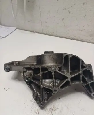 Volvo V40 Cross country Generator/alternator bracket 31401103