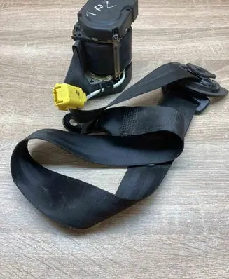 Volkswagen Touran I Front seatbelt 33014052 193857737