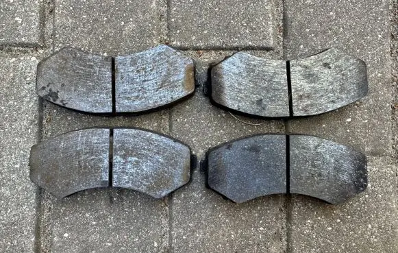 Mitsubishi Pajero Brake pads (front) MN116445